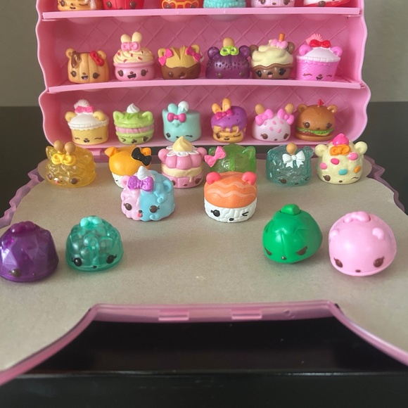Num Noms Cupcake Case with extras - Picture 5 of 15
